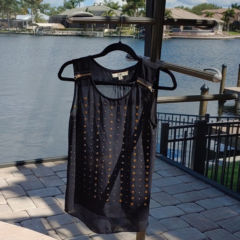 Sleeveless Blouse